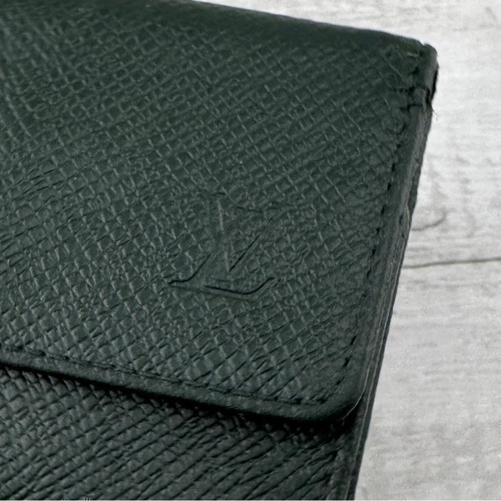 AUTHENTIC Louis Vuitton key holder. Previously owned. Taiga green. - Picture 4 of 16